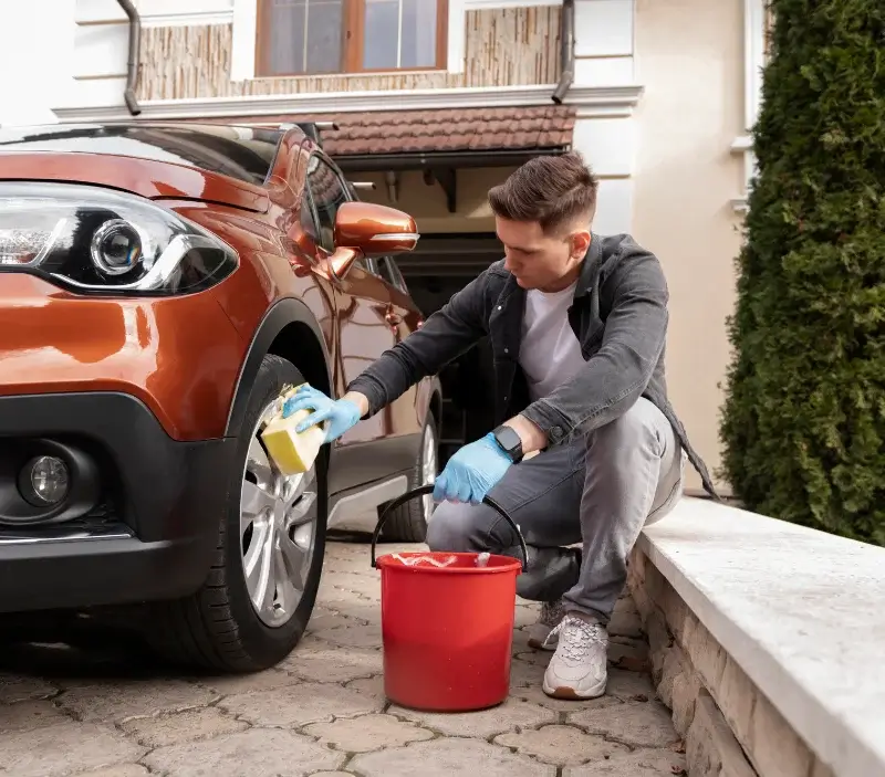 Lavage auto à domicile Beuzeville-la-Grenier : professionnel intervenant sur un véhicule
